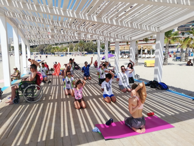 Masterclass de yoga, recogida y gymkana en la playa del Postiguet